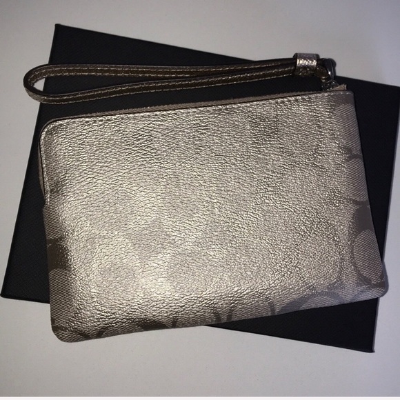NWT Coach wristlet- in gift box - Picture 4 of 8